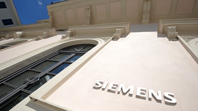 Der Siemens-Schriftzug an einer Hausfassade. Der Siemens-Schriftzug an einer Hausfassade.