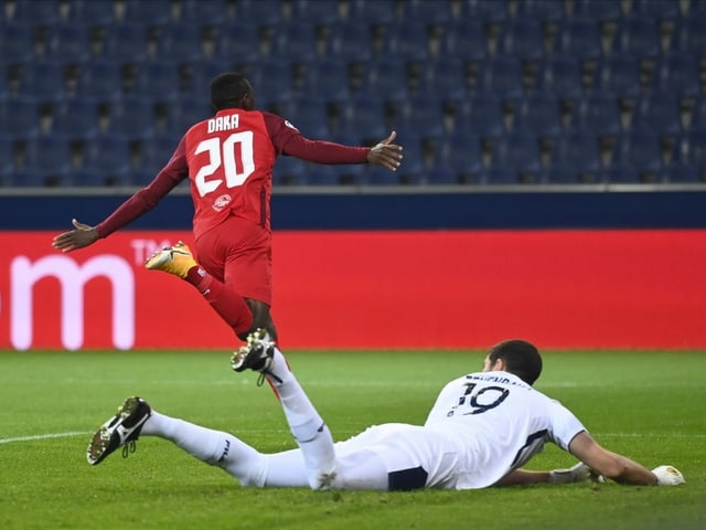 Salzburgs Patson Daka dreht nach seinem Treffer zum 1:0 jubelnd ab. Salzburgs Patson Daka dreht nach seinem Treffer zum 1:0 jubelnd ab.