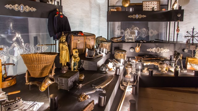 Viele Objekte aus dem Leben von Hans von Hallwyl sind in der Wunderkammer ausgestellt. Darunter eine Statue und ein Kinderwagen. Viele Objekte aus dem Leben von Hans von Hallwyl sind in der Wunderkammer ausgestellt. Darunter eine Statue und ein Kinderwagen.