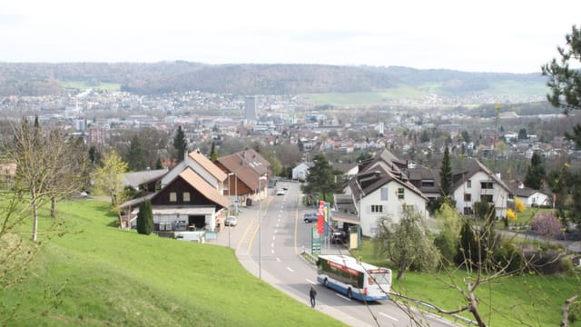 Blick von oben auf Bergdietikon, Bus fährt auf Strasse. Blick von oben auf Bergdietikon, Bus fährt auf Strasse.