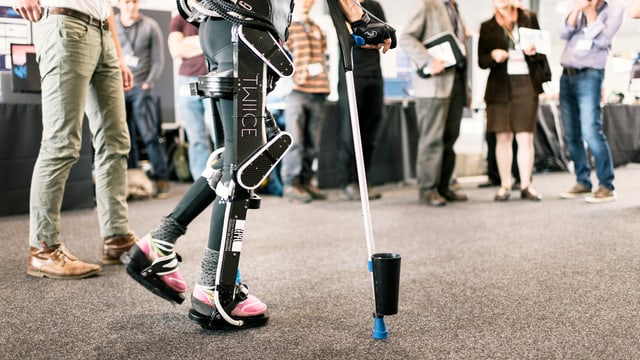 Ein Mensch, der ein Exoskelett trägt. Ein Mensch, der ein Exoskelett trägt.