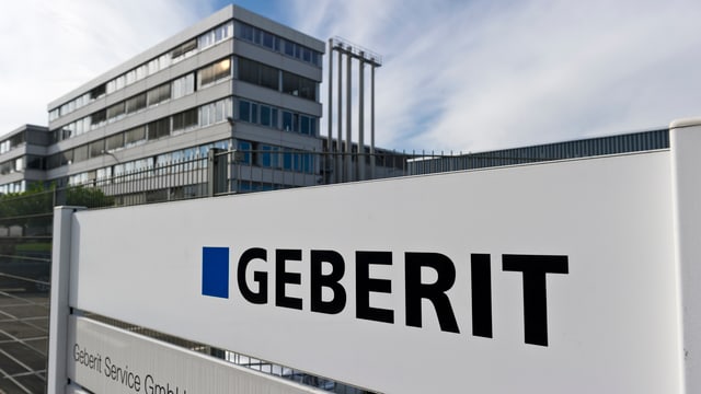 Geberit-Logo vor dem Hauptgebäude. Geberit-Logo vor dem Hauptgebäude.