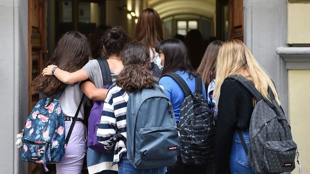 Schüler betreten Schule in Turin Schüler betreten Schule in Turin