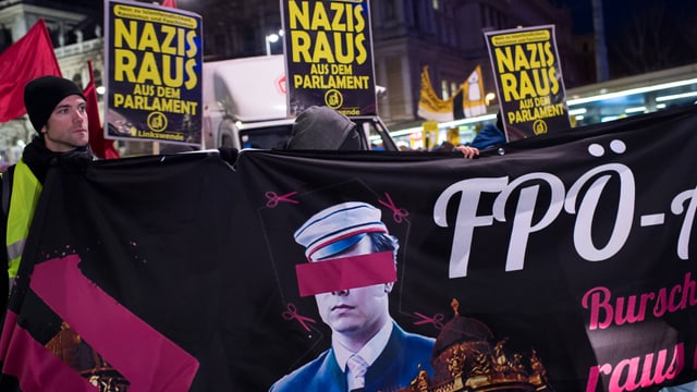 Demonstranten mit Plakaten Demonstranten mit Plakaten