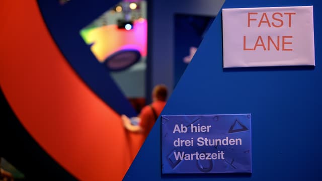 Neben dem Schild «Fast Lane» eines, dass 3 Stunden Wartezeit prophezeit.