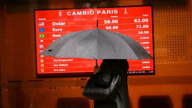 Frau mit Regenschirm in Argentinien Frau mit Regenschirm in Argentinien