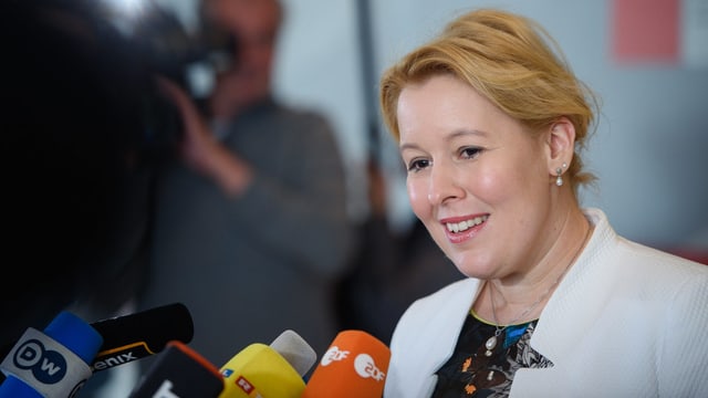 Giffey spricht bei einem Medientermin Giffey spricht bei einem Medientermin
