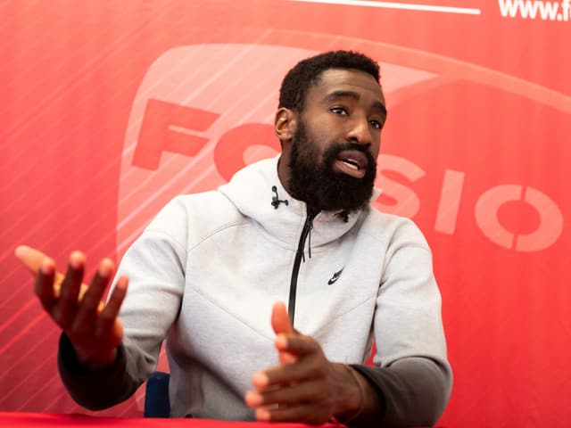 Johan Djourou an einer Medienkonferenz. Johan Djourou an einer Medienkonferenz.