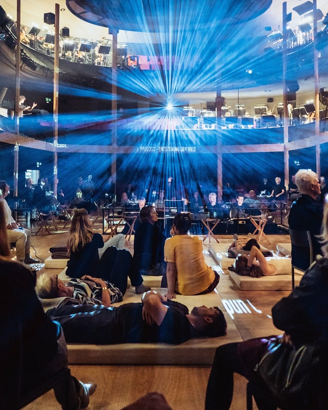 Menschen liegen und sitzen im Zuschauerraum eines Theaters. Menschen liegen und sitzen im Zuschauerraum eines Theaters.