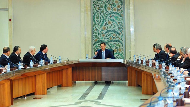 Assad mit seiner Regierung Assad mit seiner Regierung