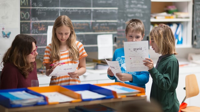 Schülerinnen und Schüler am Lehrerinnenpult Schülerinnen und Schüler am Lehrerinnenpult