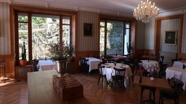 Saal mit gedeckten Tischen und Parkettboden Saal mit gedeckten Tischen und Parkettboden