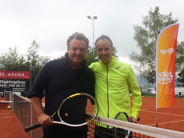 Marco rima und Viktor Röthlin posieren auf dem Tennisplatz.