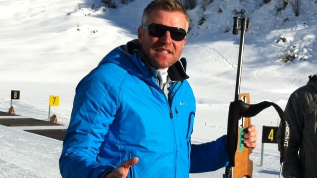 Matthias Simmen mit einem Biathlongewehr Matthias Simmen mit einem Biathlongewehr