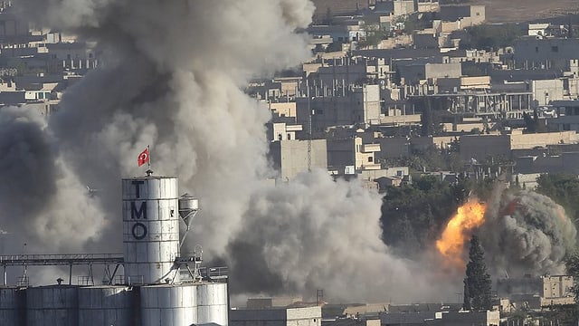 Viel Rauch und eine Flamme steigt in Kobane auf nach einem US-Luftangriff Viel Rauch und eine Flamme steigt in Kobane auf nach einem US-Luftangriff