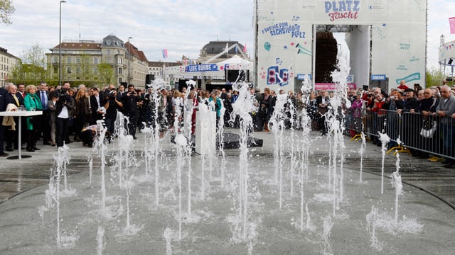 Auf dem neuen Sechseläutenplatz wurde am Dienstag das Wasserspiel in Betrieb genommen. Auf dem neuen Sechseläutenplatz wurde am Dienstag das Wasserspiel in Betrieb genommen.