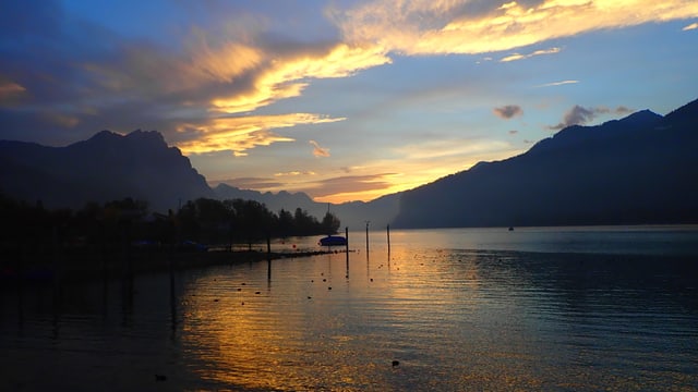 Blick von Weesen über den Walensee. Richtung Walenstadt ist es schon hell. Blick von Weesen über den Walensee. Richtung Walenstadt ist es schon hell.