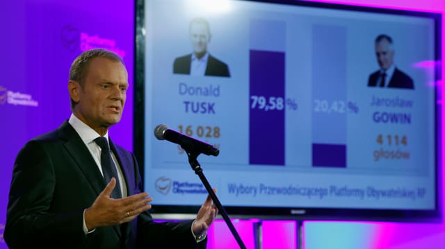 Donald Tusk vor den Ergebnissen der parteiinternen Umfrage. Donald Tusk vor den Ergebnissen der parteiinternen Umfrage.
