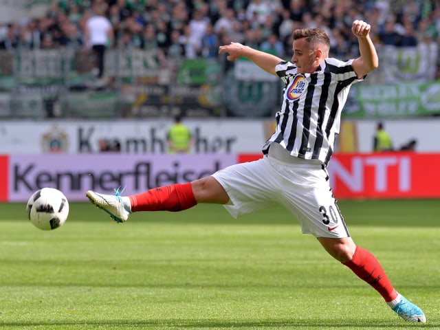 Shani Tarashaj streckt sich nach dem Ball