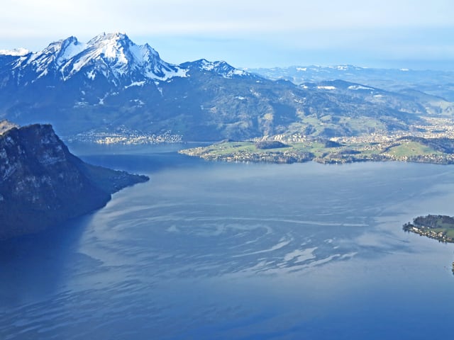 Der Föhn sorgte für einen Wasserwirbel auf dem Vierwaldstättersee.