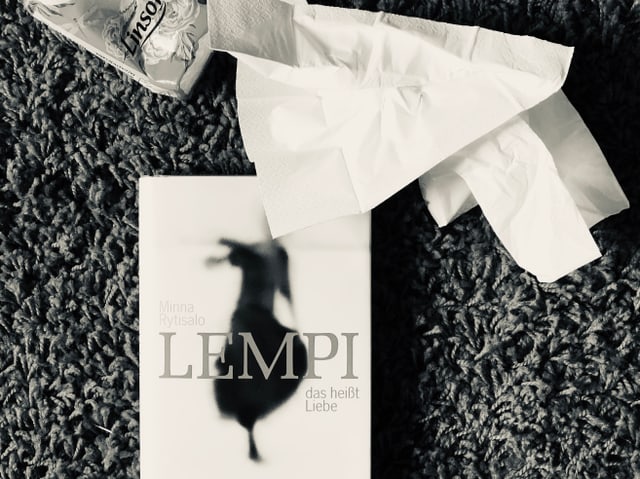 Der Roman von Minna Rytisalo: «Lempi das heisst Liebe» liegt auf einem Teppich Der Roman von Minna Rytisalo: «Lempi das heisst Liebe» liegt auf einem Teppich
