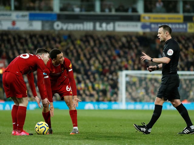 Liverpool-Spieler diskutieren mit dem Schiedsrichter