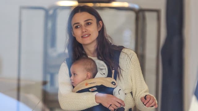 Keira Knightley trägt Tochter Edie vor sich her. Keira Knightley trägt Tochter Edie vor sich her.