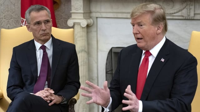 Donald Trump spricht mit Jens Stoltenberg im Weissen Haus. Donald Trump spricht mit Jens Stoltenberg im Weissen Haus.