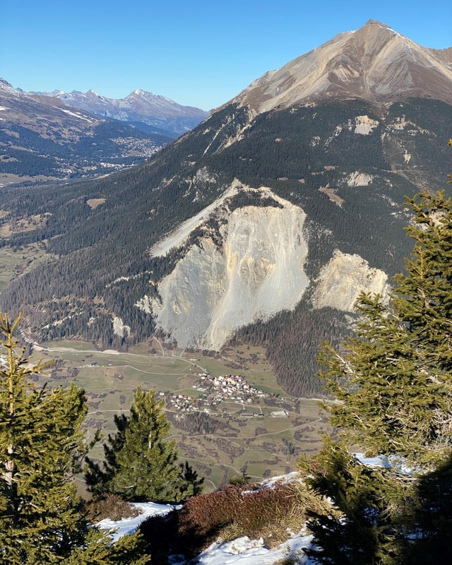 Vista vers la bova da Brinzauls, fotografà davent da la Motta Palousa. Vista vers la bova da Brinzauls, fotografà davent da la Motta Palousa.