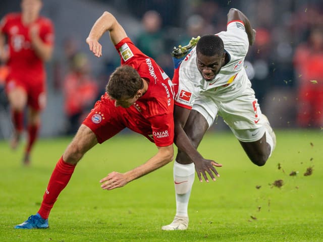 Thomas Müller (links) im Duell mit Dayot Upamecano. Thomas Müller (links) im Duell mit Dayot Upamecano.