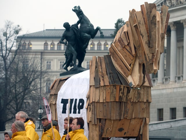 Demonstranten vor dem Wiener Parlament mit einem trojanischen Pferd und einem Transparent gegen TTIP. Demonstranten vor dem Wiener Parlament mit einem trojanischen Pferd und einem Transparent gegen TTIP.