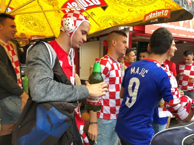 Mann mit Wasserball-Mütze.
