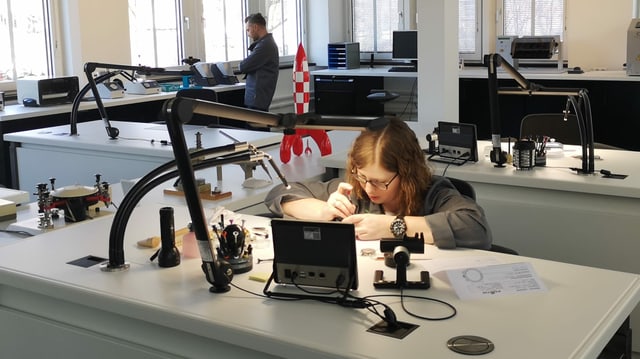 Uhrmacherin am Werk. Uhrmacherin am Werk.