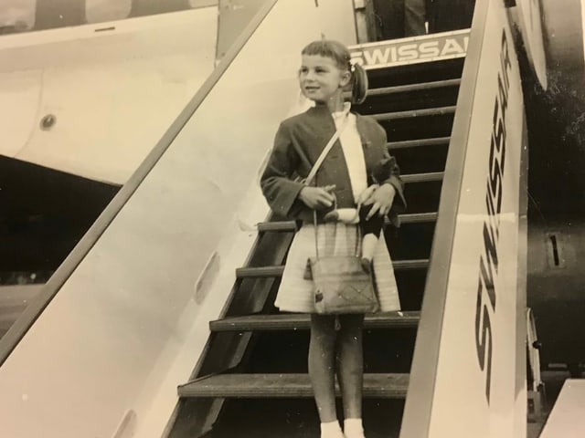 Mädchen vor Flugzeug