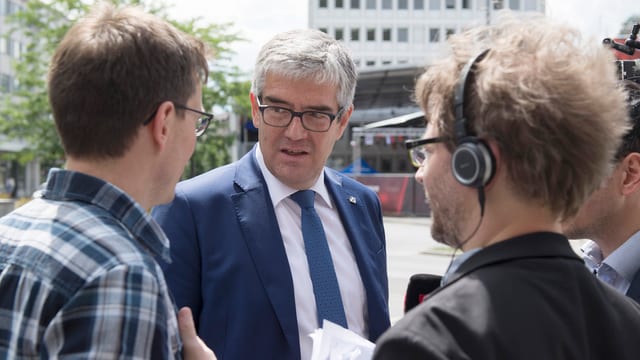 Der Politiker wird von zwei Journalisten interviewt. Der Politiker wird von zwei Journalisten interviewt.
