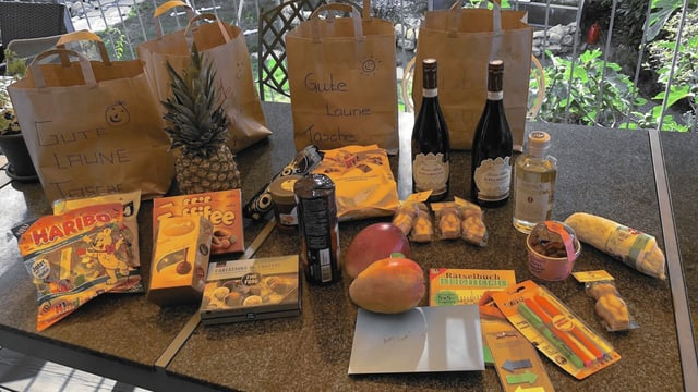Vier Taschen voller Süssigkeiten, Wein und Früchten. Vier Taschen voller Süssigkeiten, Wein und Früchten.