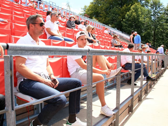 Zuschauer auf den Tribünen. Zuschauer auf den Tribünen.
