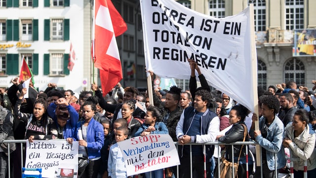 Menschen demonstrieren, Fahnen und Transparente zu sehen. Menschen demonstrieren, Fahnen und Transparente zu sehen.