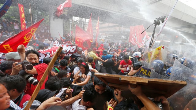 Demonstraziun cunter Trump a Manila. Demonstraziun cunter Trump a Manila.