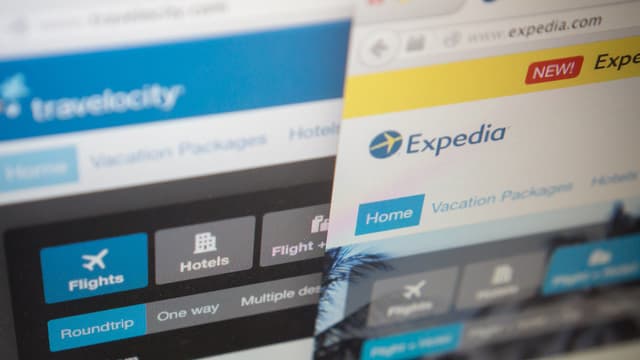 Eine Dispaly mit der Expedia-Seite. Eine Dispaly mit der Expedia-Seite.