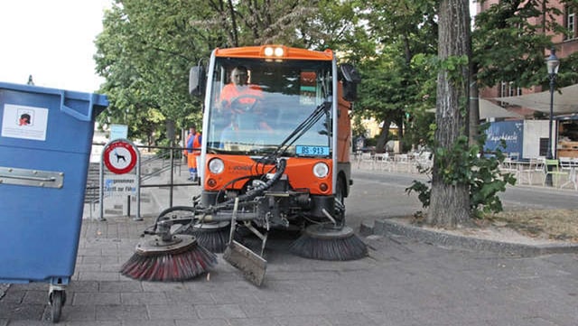 Wischfahrzeug am Rheinufer Wischfahrzeug am Rheinufer