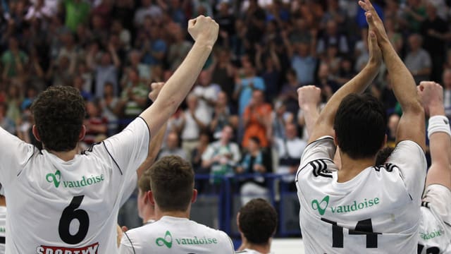 Jubelnde Wacker-Spieler. Jubelnde Wacker-Spieler.