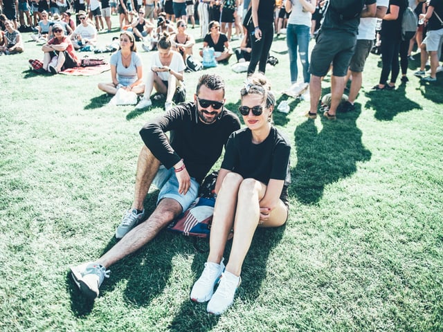 Festival-Besucher sitzen auf dem Boden