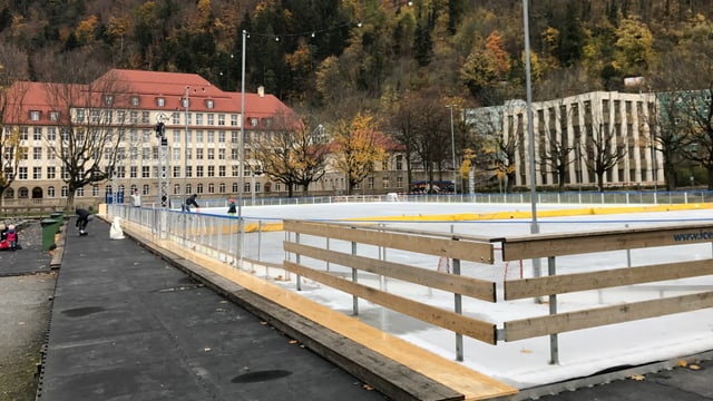 Il glatsch dalla prada Quader cun intgins che van cun patins. Il glatsch dalla prada Quader cun intgins che van cun patins.
