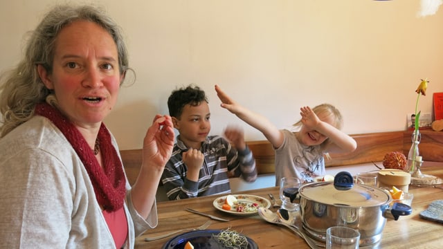 Tagesmutter mit zwei Kindern Tagesmutter mit zwei Kindern