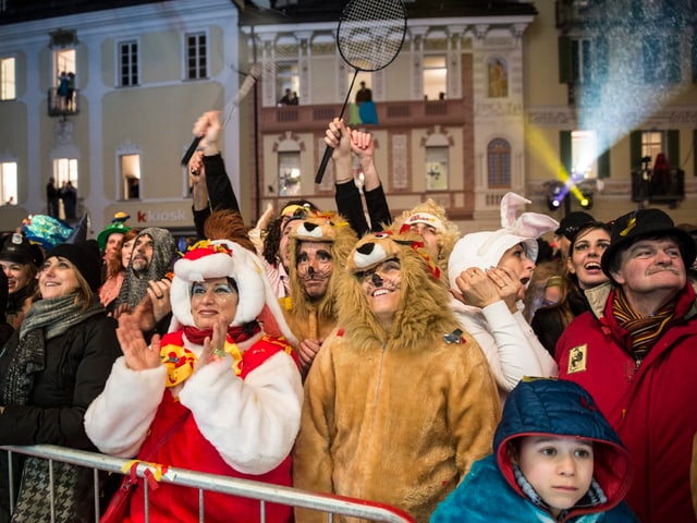 Kostümierte Besucher auf einem Platz in Dunkelheit, es wird Fasnacht gefeiert. Kostümierte Besucher auf einem Platz in Dunkelheit, es wird Fasnacht gefeiert.