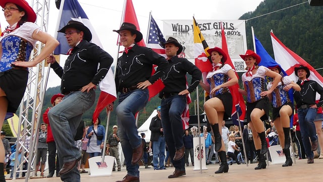 Line-Dance. Line-Dance.