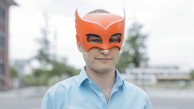 Ein Mann mit einer orangen Maske über den Augen. Ein Mann mit einer orangen Maske über den Augen.