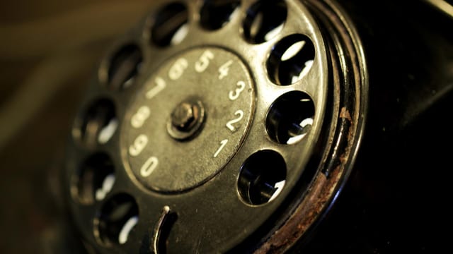 Wählscheibe eines schwarzen Telefons Wählscheibe eines schwarzen Telefons