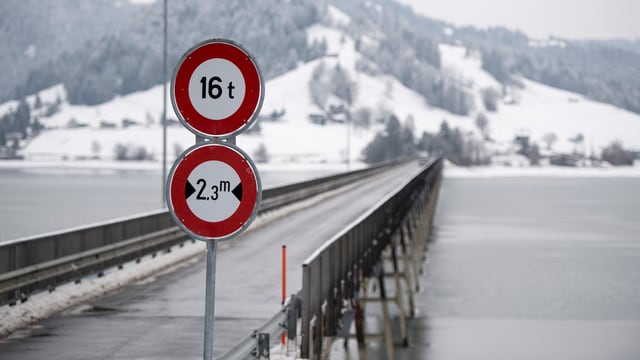 Eine Karte, die das umstrittene Willerzell-Viadukt über den Sihlsee zeigt. Eine Karte, die das umstrittene Willerzell-Viadukt über den Sihlsee zeigt.
